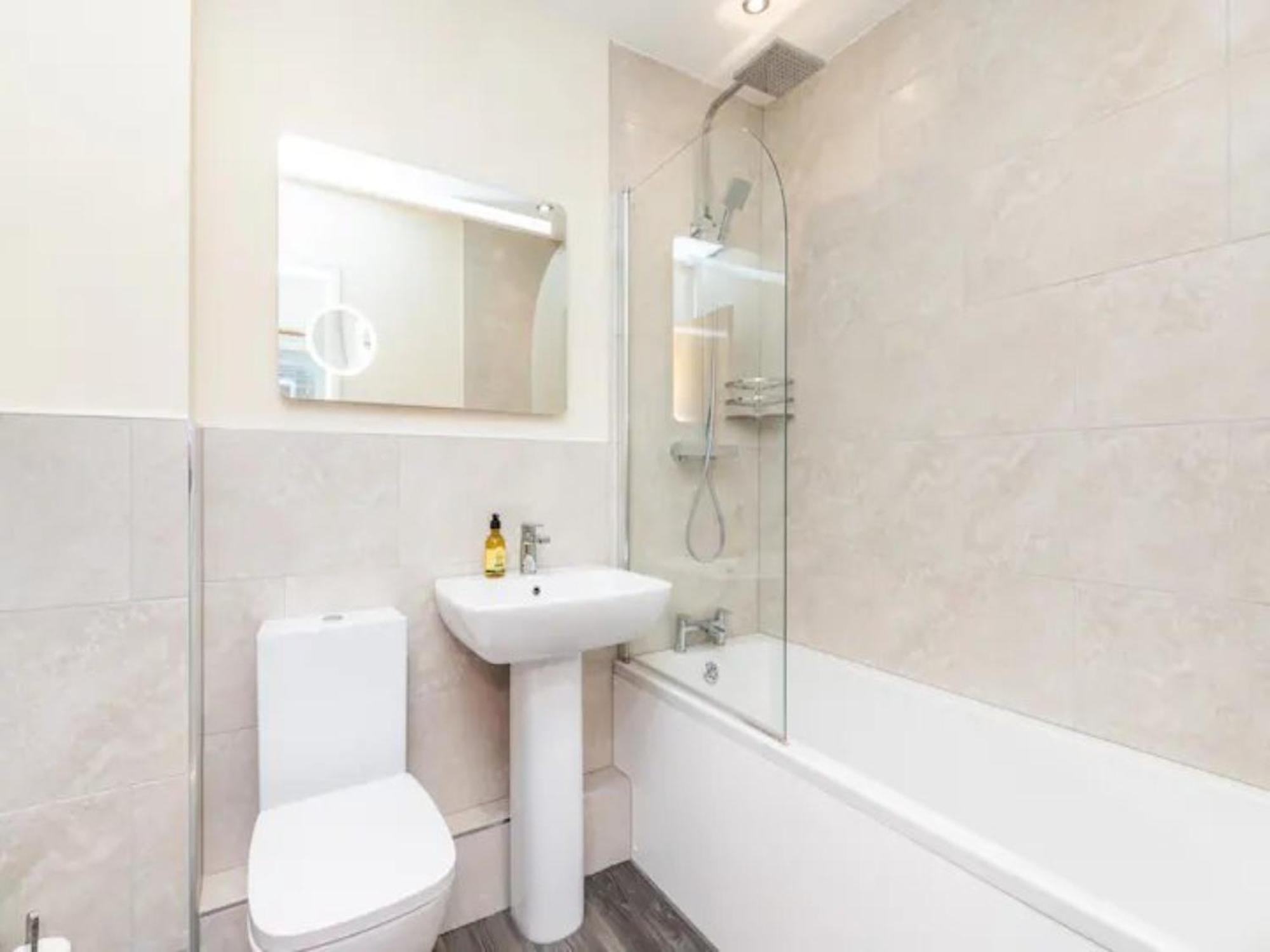 Pass The Keys Central Townhouse With Free Parking York Esterno foto