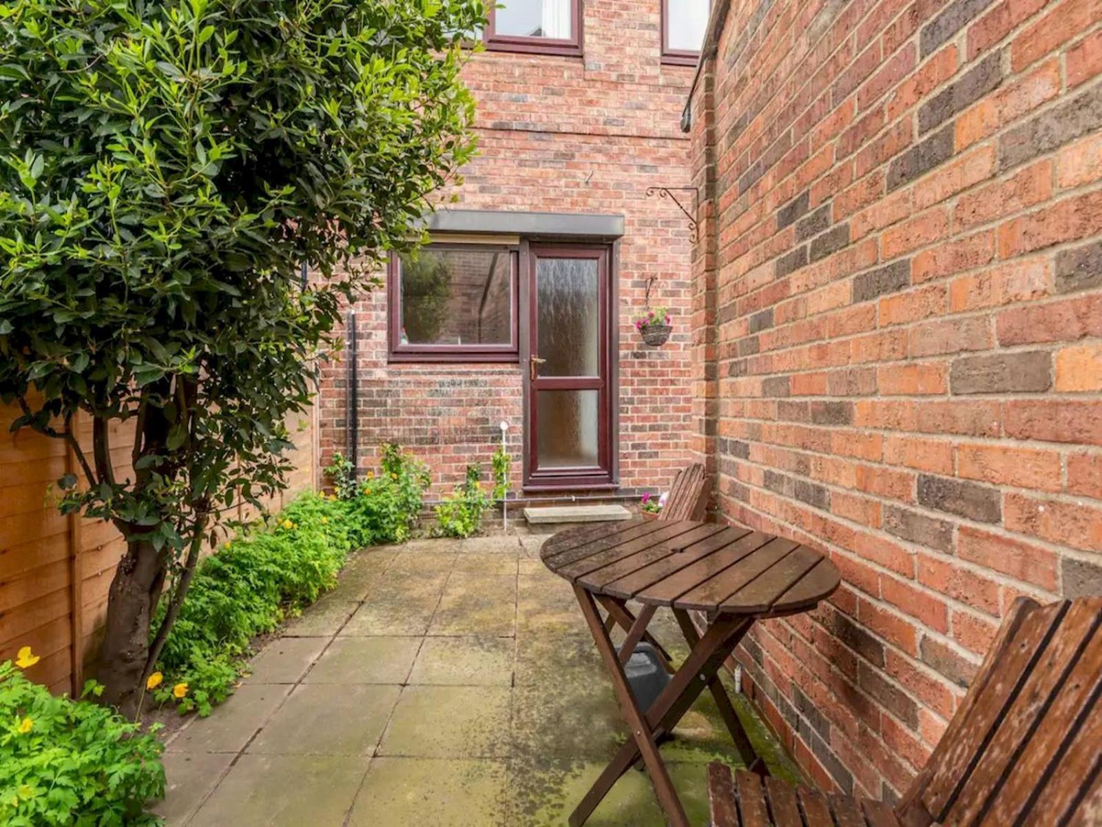 Pass The Keys Central Townhouse With Free Parking York Esterno foto