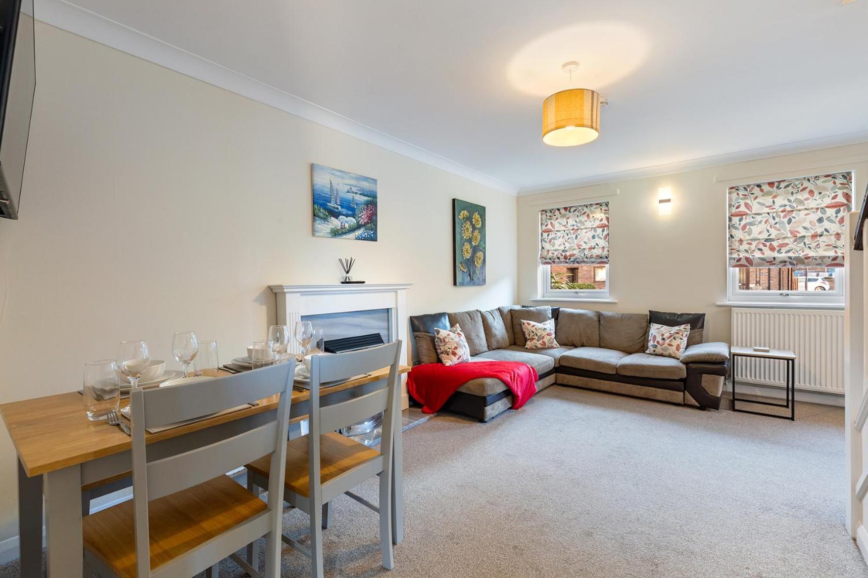 Pass The Keys Central Townhouse With Free Parking York Esterno foto