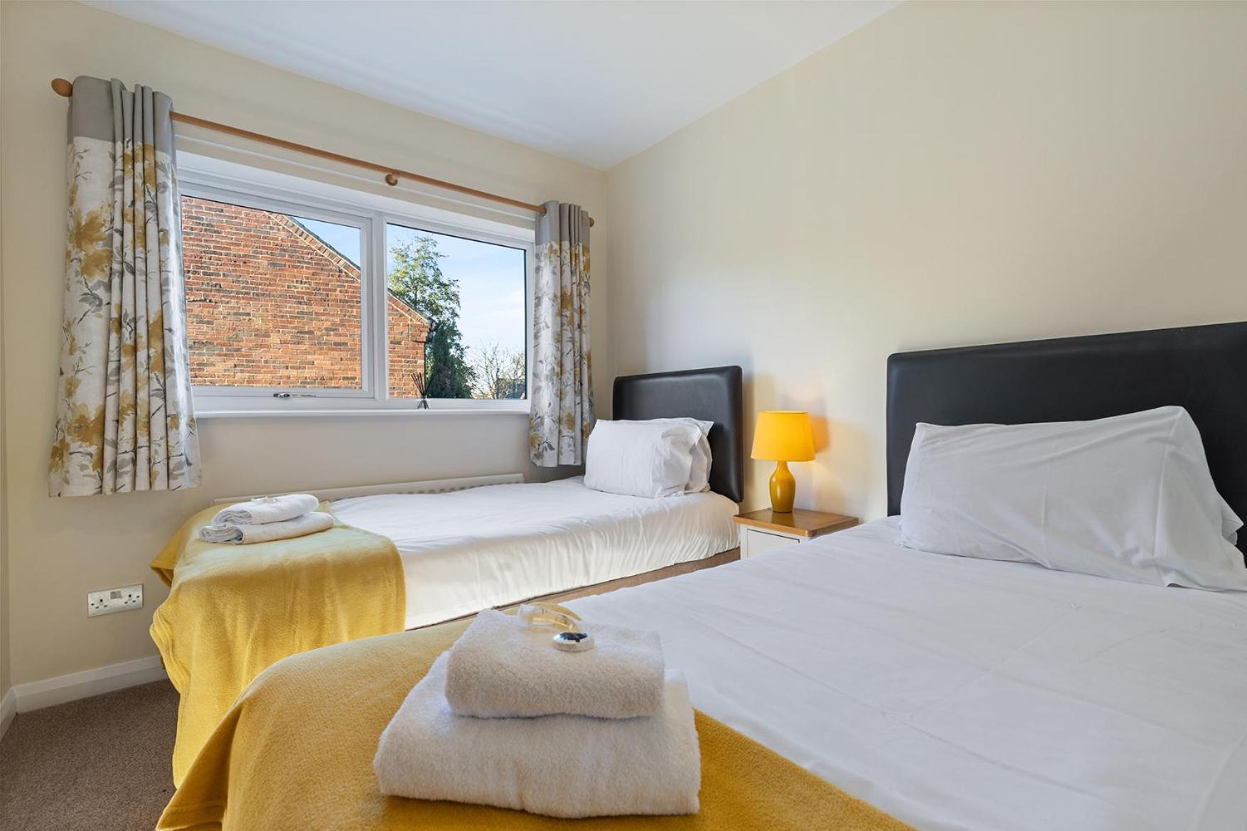 Pass The Keys Central Townhouse With Free Parking York Esterno foto