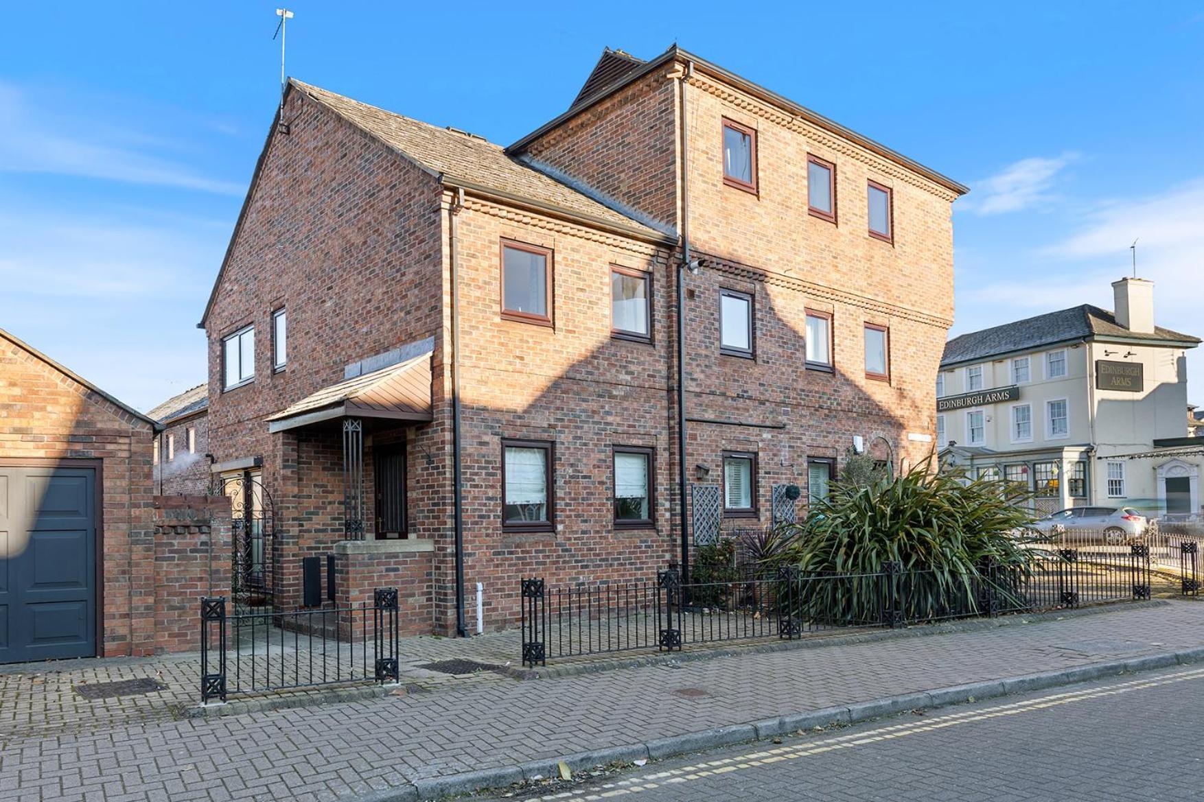 Pass The Keys Central Townhouse With Free Parking York Esterno foto