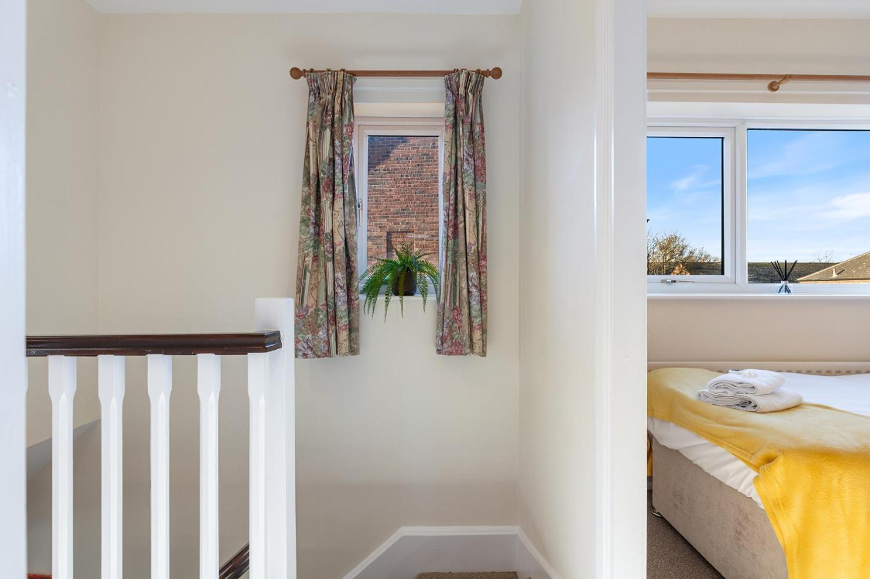 Pass The Keys Central Townhouse With Free Parking York Esterno foto